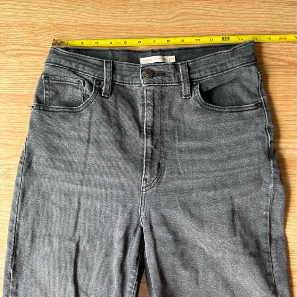 Levi’s Gray High Waisted Mom Jeans Size 29